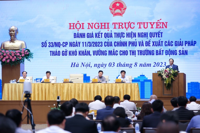 Hội nghị trực tuyến đ&aacute;nh gi&aacute; kết quả thực hiện Nghị quyết số 33 của Ch&iacute;nh phủ v&agrave; đề xuất c&aacute;c giải ph&aacute;p th&aacute;o gỡ kh&oacute; khăn, vướng mắc cho thị trường bất động sản. Ảnh: VGP