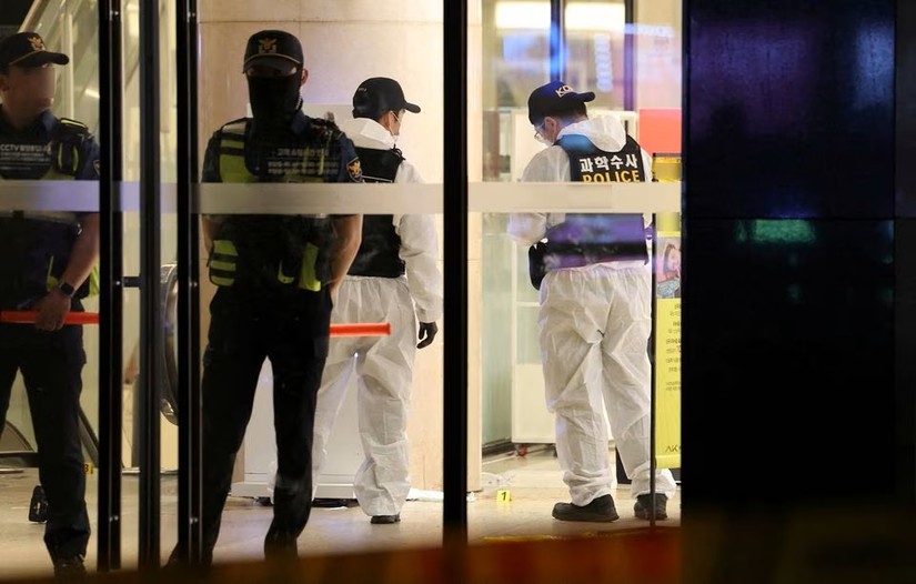 Cảnh s&aacute;t điều tra hiện trường vụ tấn c&ocirc;ng tại Seongnam, c&aacute;ch Seoul 20km tối ng&agrave;y 3/8. Ảnh: Reuters