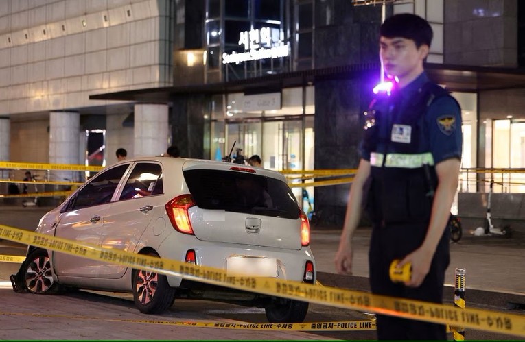 Cảnh s&aacute;t ni&ecirc;m phong hiện trường vụ tấn c&ocirc;ng tại Seongnam, c&aacute;ch Seoul 20 km tối ng&agrave;y 3/8. Ảnh: Reuters