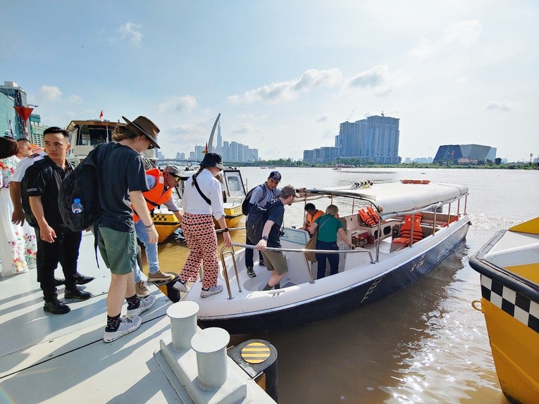 Du kh&aacute;ch xuống t&agrave;u trải nghiệm sản phẩm tour đường s&ocirc;ng. Ảnh: Cục Du lịch Quốc gia.