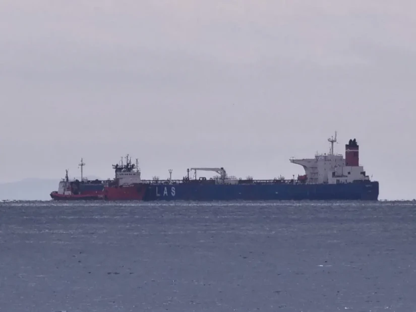 T&agrave;u chở dầu được cho l&agrave; mang t&ecirc;n Sig của Nga bị tấn c&ocirc;ng bằng UAV tr&ecirc;n Biển Đen, khiến ph&ograve;ng m&aacute;y bị hư hại v&agrave; t&agrave;u kh&ocirc;ng thể tự di chuyển. Ảnh: Reuters