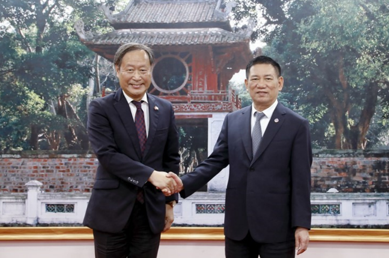 Ph&oacute; Chủ tịch điều h&agrave;nh cấp cao JICA Yamada Junichi (b&ecirc;n tr&aacute;i) v&agrave; Bộ trưởng Bộ T&agrave;i ch&iacute;nh Hồ Đức Phớc tại buổi hội đ&agrave;m. Ảnh: JICA