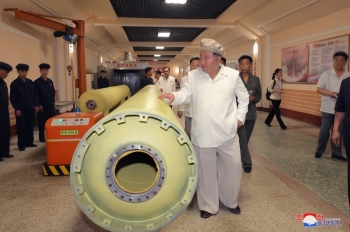 Ông Kim Jong-un thị sát loạt nhà máy sản xuất vũ khí lớn