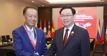 Chủ tịch Quốc hội Vương Đình Huệ gặp Chủ tịch Hạ viện Thái Lan