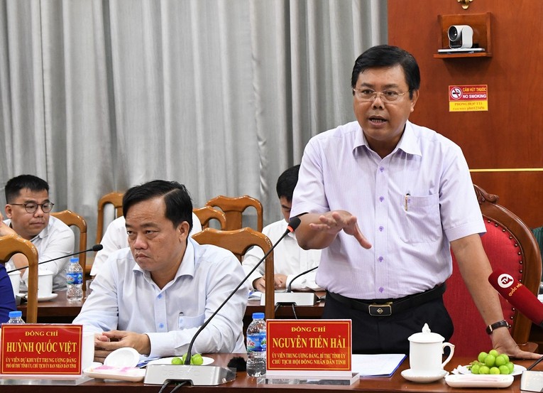 Chủ tịch HĐND tỉnh C&agrave; Mau Nguyễn Tiến Hải c&oacute; &yacute; kiến ph&aacute;t biểu tại buổi l&agrave;m việc chiều 7/8. Ảnh: CTTĐT tỉnh C&agrave; Mau