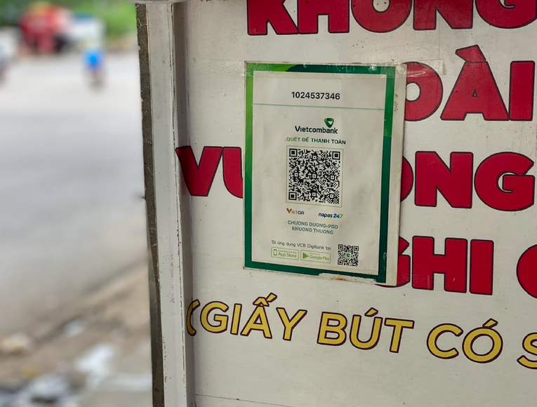 Kh&ocirc;ng kh&oacute; bắt gặp m&atilde; thanh to&aacute;n QR được d&aacute;n tại qu&aacute;n ăn, đại l&yacute;, tạp ho&aacute; v&agrave; c&aacute;c cửa h&agrave;ng dịch vụ. Ảnh: H&agrave; Anh.