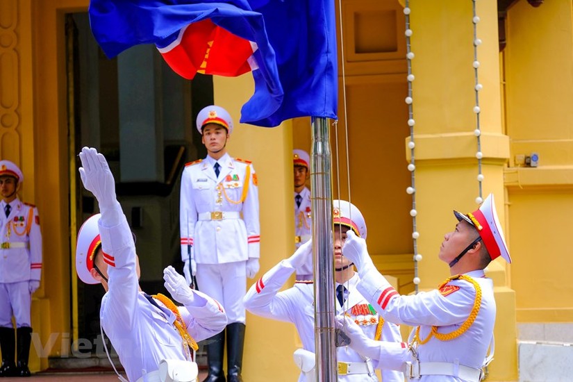 L&aacute; cờ ASEAN tung bay tại trụ sở Bộ Ngoại giao. Ảnh: Vietnam+