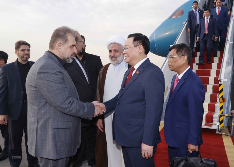 Lễ đ&oacute;n Chủ tịch Quốc hội Vương Đ&igrave;nh Huệ tại s&acirc;n bay Mehrabad, thủ đ&ocirc; Tehran. Ảnh: TTXVN