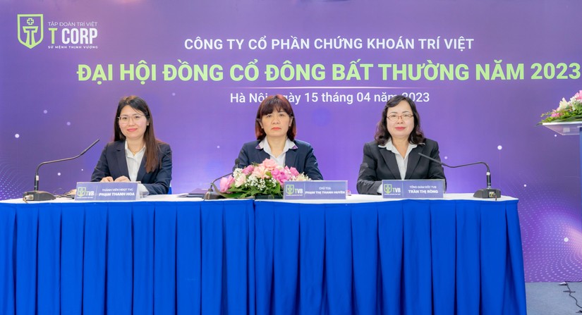 B&agrave; Trần Thị Rồng (ngo&agrave;i c&ugrave;ng b&ecirc;n phải).