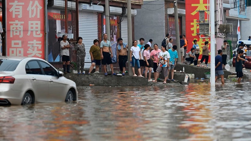 Mưa lớn g&acirc;y lũ lụt tại thủ đ&ocirc; Bắc Kinh v&agrave; c&aacute;c tỉnh l&acirc;n cận của Trung Quốc. Ảnh: AFP
