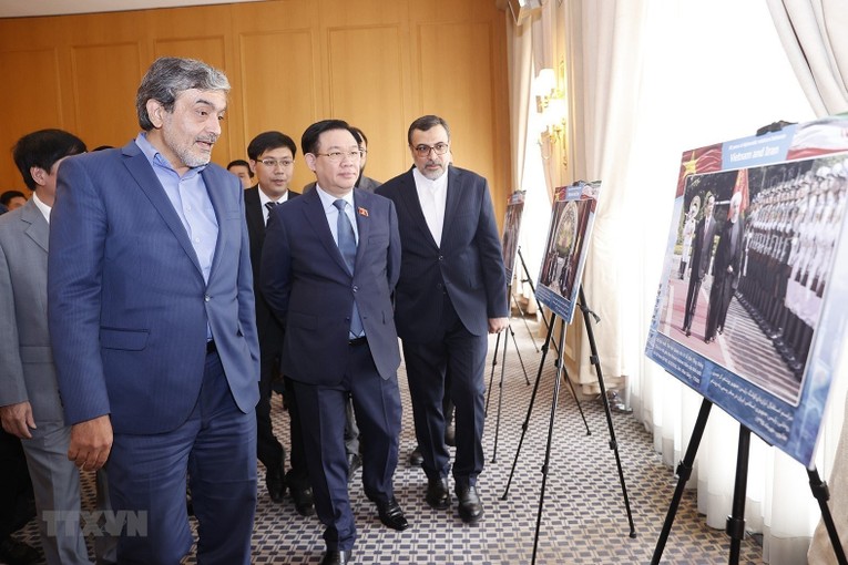 Chủ tịch Quốc hội tham quan triển l&atilde;m về quan hệ song phương Việt Nam - Iran. Ảnh: TTXVN