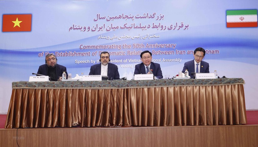 Chủ tịch Quốc hội Vương Đ&igrave;nh Huệ trả lời c&aacute;c c&acirc;u hỏi của đại biểu Iran. Ảnh: TTXVN