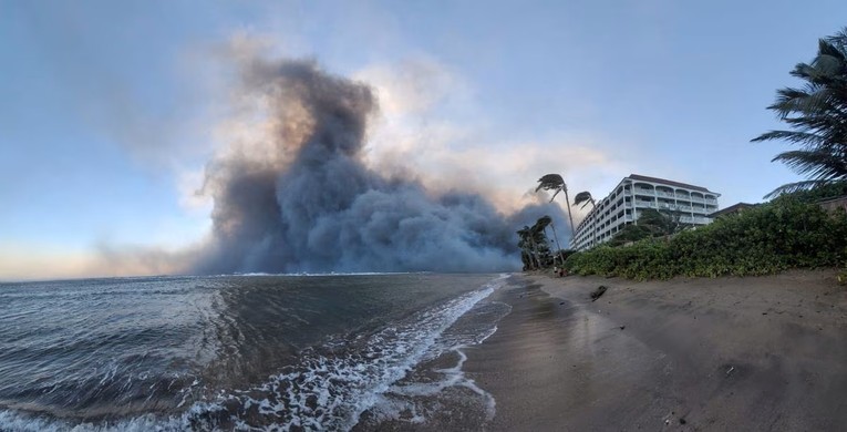 Kh&oacute;i do đ&aacute;m ch&aacute;y tại Lahaina, Hawaii, Mỹ ng&agrave;y 9/8/2023. Ảnh: Reuters