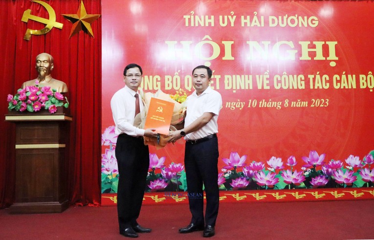 B&iacute; thư Tỉnh ủy Hải Dương Trần Đức Thắng trao quyết định của Ban Thường vụ Tỉnh ủy cho &ocirc;ng Nguyễn Vỹ.