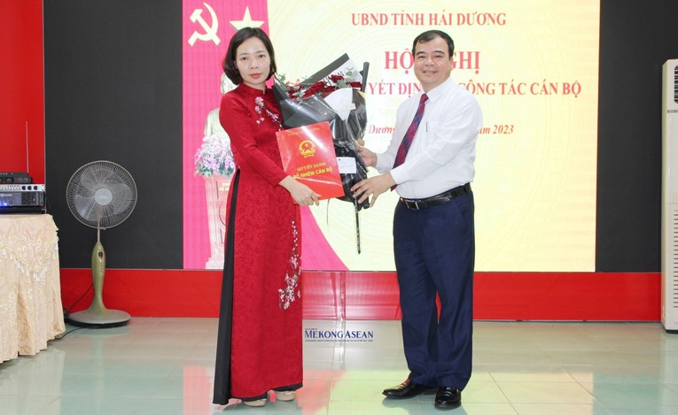 Ph&oacute; Chủ tịch UBND tỉnh Hải Dương Nguyễn Minh H&ugrave;ng trao quyết định của Chủ tịch UBND tỉnh cho b&agrave; S&aacute;i Thị Yến.