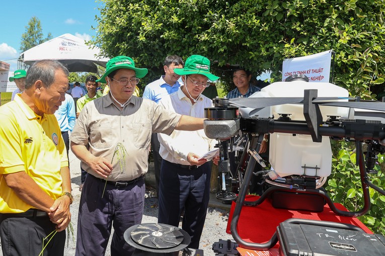 Thủ tướng Phạm Minh Ch&iacute;nh đến khảo s&aacute;t m&ocirc; h&igrave;nh n&ocirc;ng nghiệp c&ocirc;ng nghệ cao, sản xuất l&uacute;a v&agrave; l&agrave;m việc với Hợp t&aacute;c x&atilde; Dịch vụ n&ocirc;ng nghiệp Thắng Lợi. Ảnh: VGP