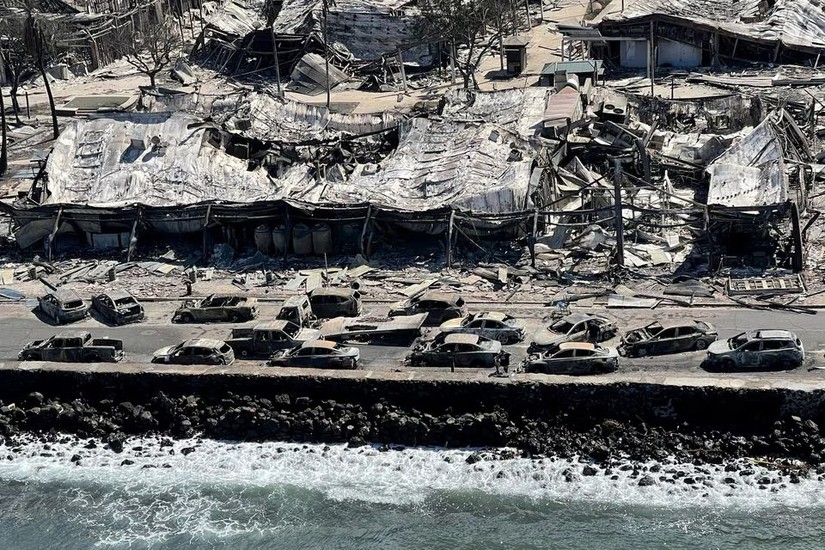 T&ograve;a nh&agrave; v&agrave; xe cộ ch&aacute;y đen tại Lahaina, Maui, Hawaii. Ảnh: Reuters