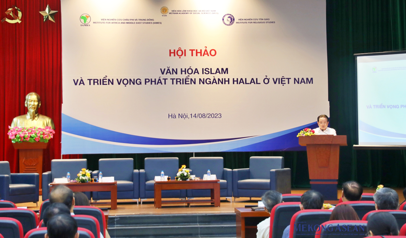 TS. L&ecirc; Phước Minh, Viện trưởng Viện Nghi&ecirc;n cứu ch&acirc;u Phi v&agrave; Trung Đ&ocirc;ng ph&aacute;t biểu tại hội thảo. Ảnh: Phương Thảo.