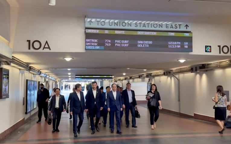 Đo&agrave;n c&ocirc;ng t&aacute;c th&agrave;nh phố H&agrave; Nội l&agrave;m việc, khảo s&aacute;t dự &aacute;n Metro của th&agrave;nh phố Los Angeles. Ảnh: UBND H&agrave; Nội.