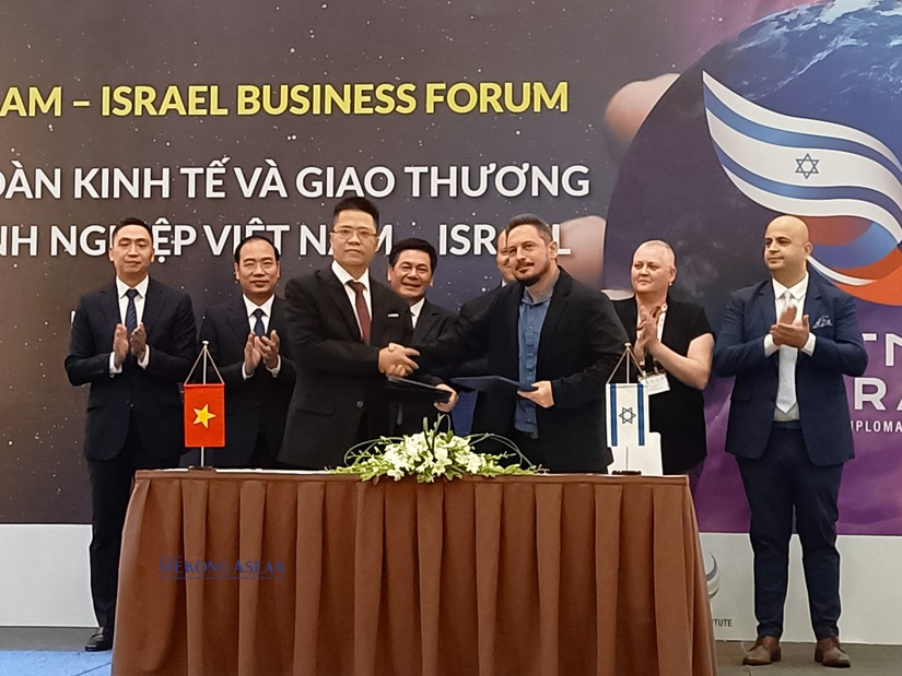 K&yacute; kết Bản ghi nhớ giữa doanh nghiệp Việt Nam v&agrave; Israel tại diễn đ&agrave;n. Ảnh: L&ecirc; Hồng Nhung