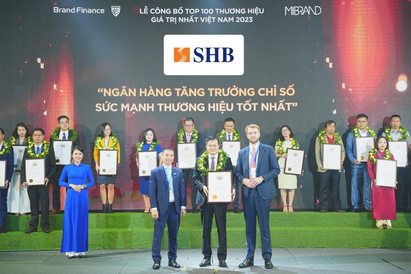 &Ocirc;ng Đinh Ngọc Dũng &ndash; Ph&oacute; Gi&aacute;m đốc phụ tr&aacute;ch Khối Ng&acirc;n h&agrave;ng doanh nghiệp đại diện SHB nhận giải thưởng