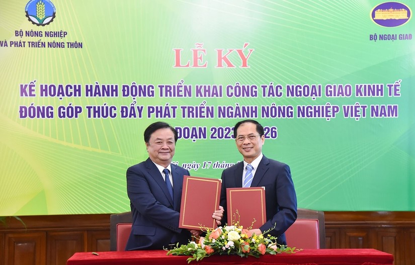 Lễ k&yacute; &ldquo;Kế hoạch h&agrave;nh động giai đoạn 2023 - 2026 về ngoại giao kinh tế đ&oacute;ng g&oacute;p th&uacute;c đẩy ph&aacute;t triển ng&agrave;nh N&ocirc;ng nghiệp Việt Nam&rdquo;. Ảnh: TTXVN