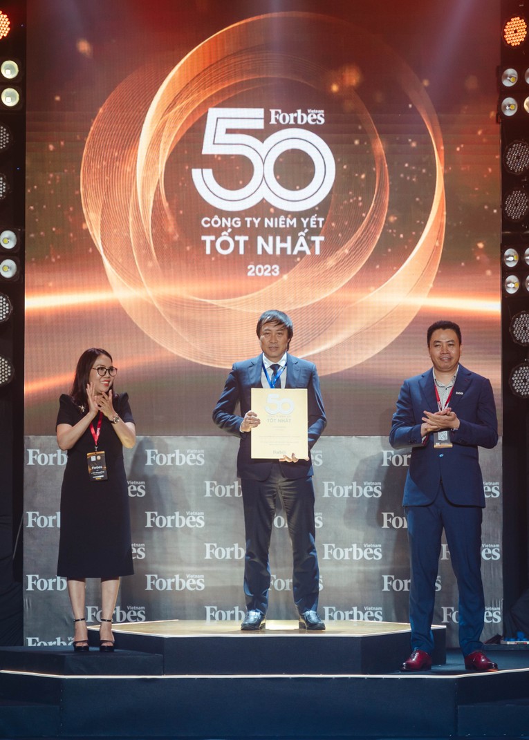 Đại diện PVFCCo nhận chứng nhận vinh danh &amp;amp;amp;quot;Top 50 c&ocirc;ng ty ni&ecirc;m yết tốt nhất&amp;amp;amp;quot;.