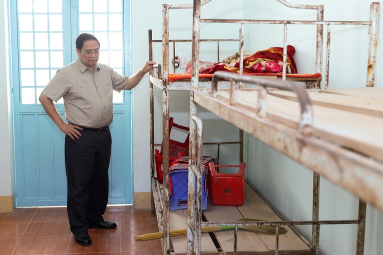 Thủ tướng khảo s&aacute;t cơ sở vật chất Trường Phổ th&ocirc;ng D&acirc;n tộc nội tr&uacute; huyện Tu Mơ R&ocirc;ng . Ảnh: VGP