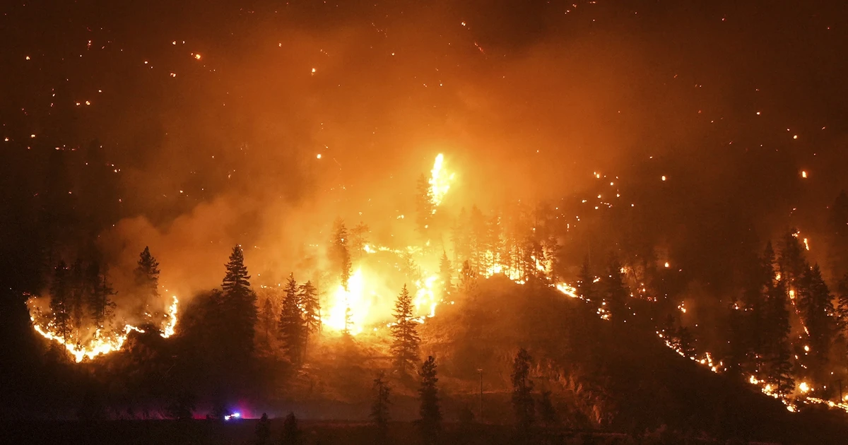 Canada sơ tán 35.000 người vì cháy rừng &apos;vượt kiểm soát&apos;