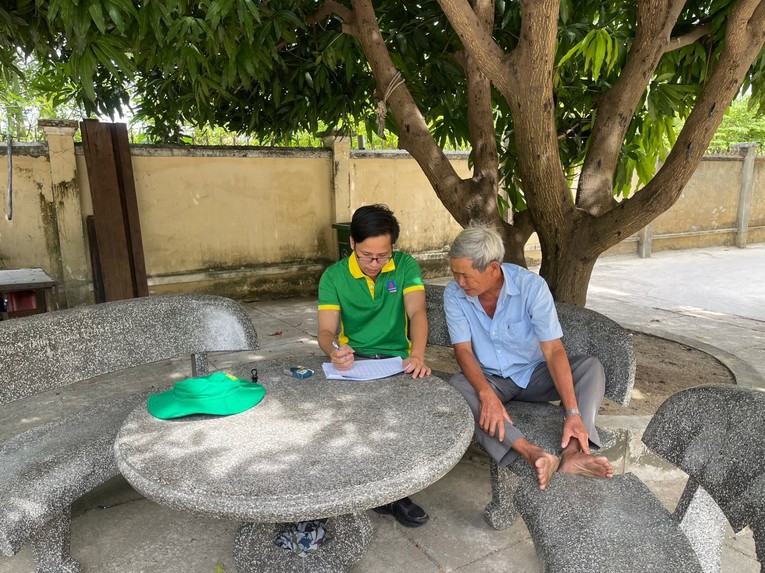 Kỹ sư Nh&agrave; m&aacute;y NPK Ph&uacute; Mỹ lắng nghe &yacute; kiến b&agrave; con n&ocirc;ng d&acirc;n g&oacute;p &yacute; cho sản phẩm.