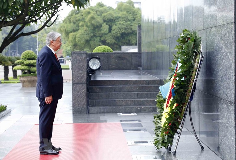 Chủ tịch nước V&otilde; Văn Thưởng đ&oacute;n v&agrave; hội đ&agrave;m với Tổng thống Kazakhstan ảnh 2