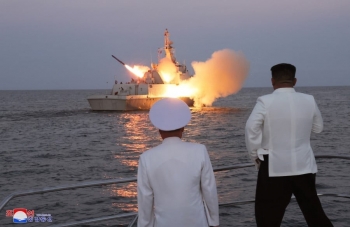 Ông Kim Jong-un giám sát phóng thử tên lửa hành trình trên biển