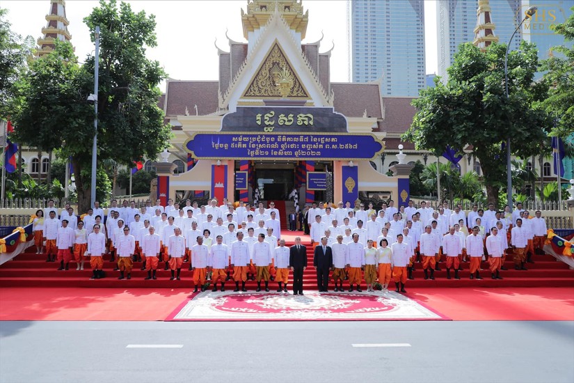 Quốc vương Campuchia Norodom Sihamoni chụp ảnh c&ugrave;ng c&aacute;c nghị sĩ Quốc hội kh&oacute;a VII. Ảnh: Facebook/Samdech Hun Sen of Cambodia