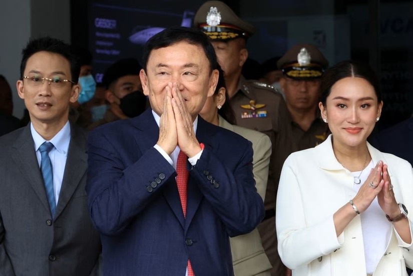 &Ocirc;ng Thaksin Shinawatra tại S&acirc;n bay Quốc tế Don Mueang, Bangkok, Th&aacute;i Lan ng&agrave;y 22/8 c&ugrave;ng con trai Panthongtae Shinawatra v&agrave; con g&aacute;i Paetongtarn Shinawatra. Ảnh: Reuters
