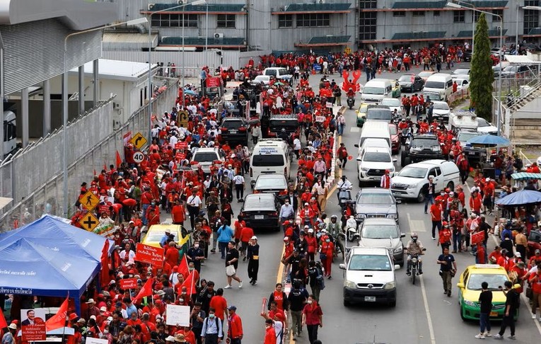 Đ&aacute;m đ&ocirc;ng tụ tập b&ecirc;n ngo&agrave;i S&acirc;n bay Quốc tế Don Mueang, Bangkok, Th&aacute;i Lan ng&agrave;y 22/8 khi &ocirc;ng Thaksin Shinawatra về nước. Ảnh: Reuters