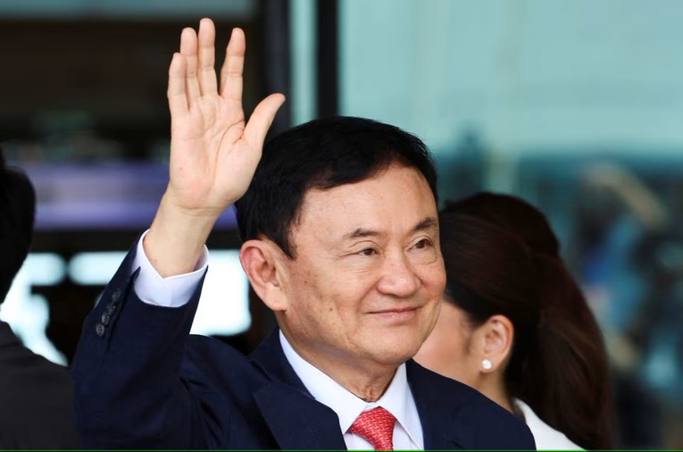 &Ocirc;ng Thaksin Shinawatra vẫy tay ch&agrave;o những người ủng hộ m&igrave;nh tại S&acirc;n bay Quốc tế Don Mueang, Bangkok, Th&aacute;i Lan ng&agrave;y 22/8. Ảnh: Reuters