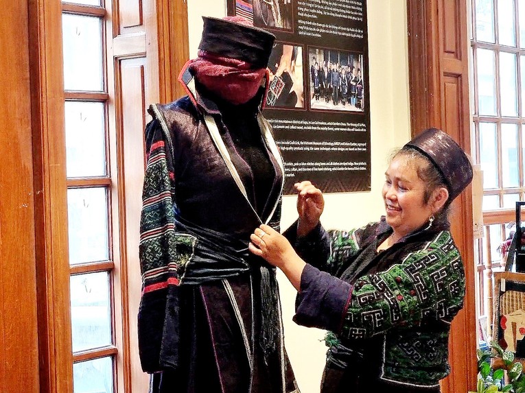 Bộ trang phục truyền thống của người M&ocirc;ng đen ở Sa Pa. Ảnh: Anh Thư