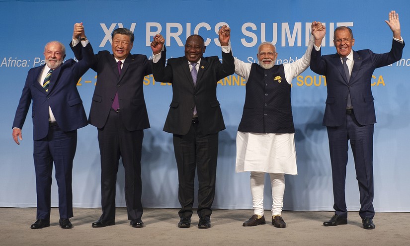 C&aacute;c nh&agrave; l&atilde;nh đạo BRICS tại hội nghị thượng đỉnh của nh&oacute;m ở Nam Phi ng&agrave;y 23/8. Ảnh: AFP