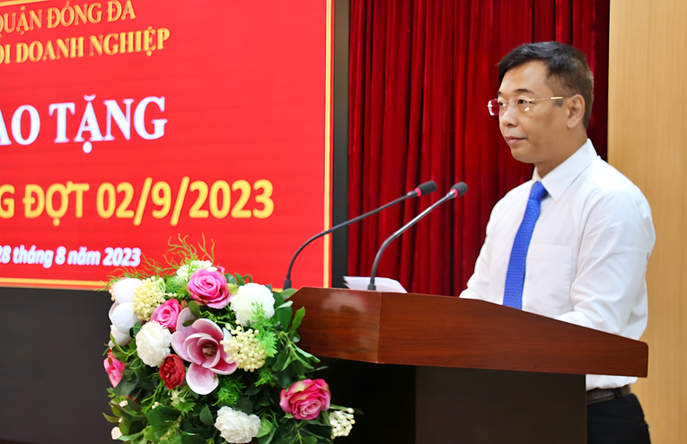 Đảng ủy Khối doanh nghiệp quận Đống Đa trao Huy hiệu Đảng cho 19 đồng chí