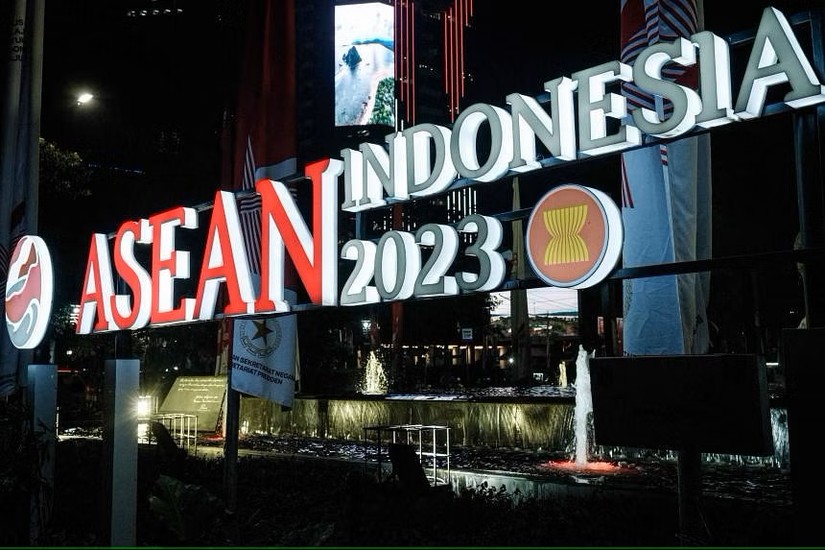 Ch&iacute;nh quyền Jakarta, Indonesia sẽ y&ecirc;u cầu 700 trường học v&agrave; 75% c&ocirc;ng chức l&agrave;m việc tại nh&agrave; để đảm bảo giao th&ocirc;ng thuận lợi trong khoảng thời gian diễn ra Hội nghị Thượng đỉnh ASEAN lần thứ 43. Ảnh: AFP