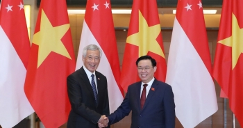 Chủ tịch Quốc hội Vương Đình Huệ hội kiến Thủ tướng Lý Hiển Long