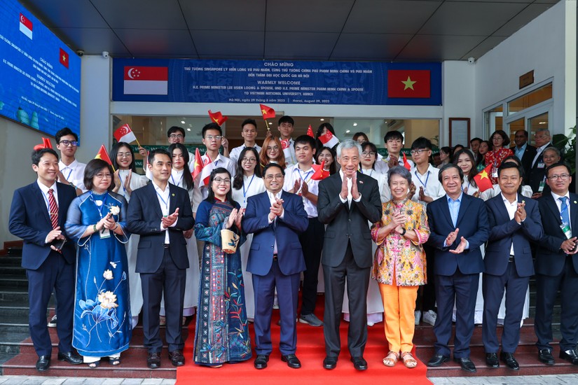 Thủ tướng Phạm Minh Ch&iacute;nh, Thủ tướng Singapore L&yacute; Hiển Long c&ugrave;ng hai Phu nh&acirc;n thăm Đại học Quốc gia H&agrave; Nội. Ảnh: VGP