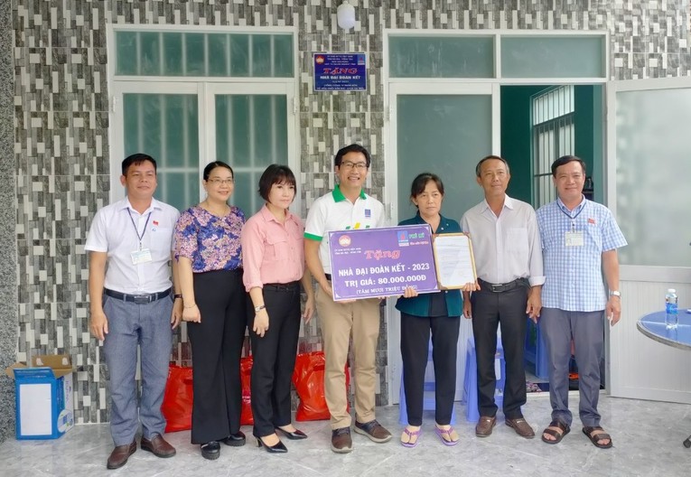 Trao tặng nh&agrave; Đại đo&agrave;n kết cho hộ gia đ&igrave;nh c&oacute; ho&agrave;n cảnh kh&oacute; khăn tr&ecirc;n địa b&agrave;n tỉnh B&agrave; Rịa &ndash; Vũng T&agrave;u. Nguồn: PVFCCo.