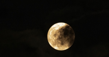 Cận cảnh siêu trăng đêm rằm tháng 7