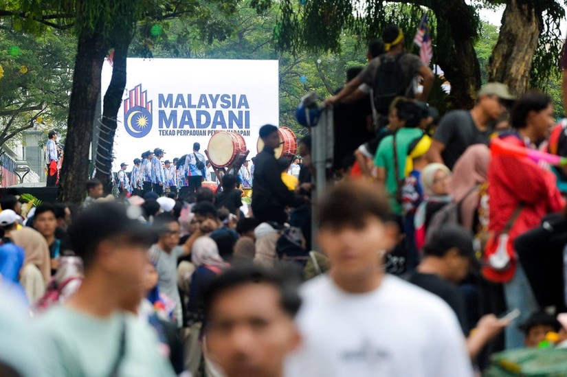 Kh&ocirc;ng kh&iacute; đ&oacute;n Quốc kh&aacute;nh 31/8 nhộn nhịp tại thủ đ&ocirc; h&agrave;nh ch&iacute;nh Putrajaya của Malaysia. Ảnh: Malay Mail