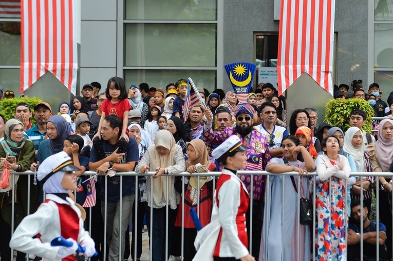 Nhiều người tham dự lễ kỷ niệm ng&agrave;y Quốc kh&aacute;nh ở Putrajaya, Malaysia ng&agrave;y 31/8. Ảnh: Malay Mail