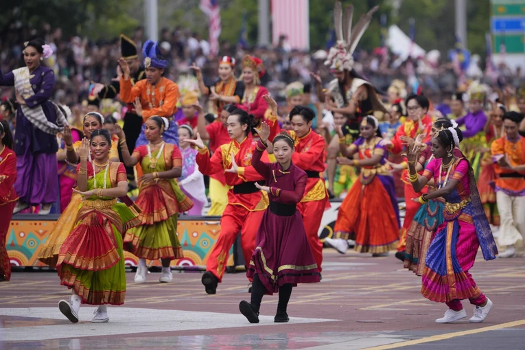 C&aacute;c vũ c&ocirc;ng tham gia diễu h&agrave;nh ng&agrave;y 31/8 tại Putrajaya, Malaysia. Ảnh: AP