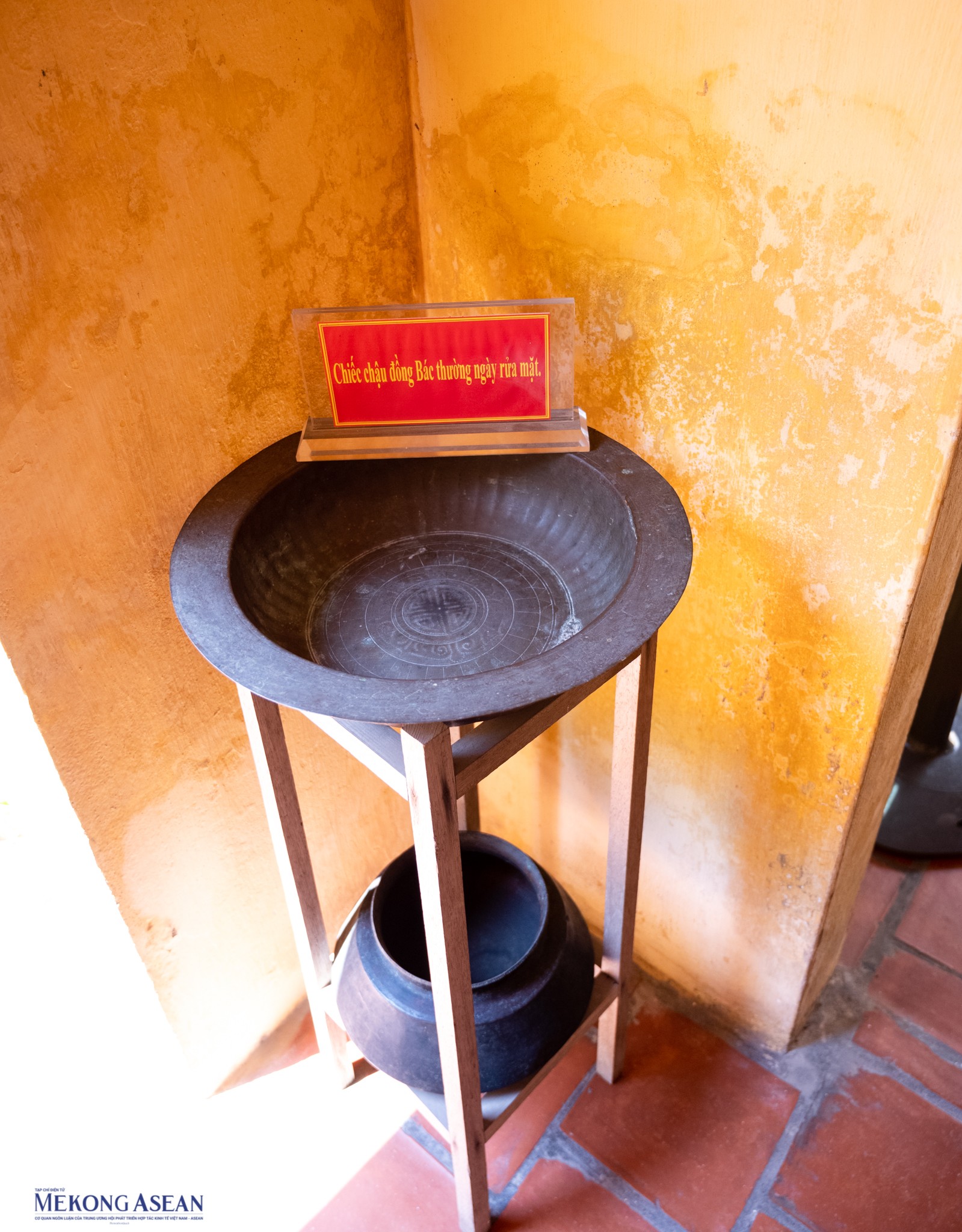 Gia đ&igrave;nh &ocirc;ng Dũng được Bảo t&agrave;ng H&agrave; Nội giao nhiệm vụ tr&ocirc;ng non bảo quản tại đ&acirc;y từ năm 1998. &Ocirc;ng kể: &amp;amp;amp;quot;Những dụng cụ B&aacute;c Hồ từng d&ugrave;ng ng&agrave;y xưa như chiếc chậu rửa mặt, gương... mỗi lần c&oacute; kh&aacute;ch tham quan t&ocirc;i lại b&ecirc; ra, khi kh&aacute;ch về t&ocirc;i lại b&ecirc; cất v&agrave;o trong nh&agrave;&amp;amp;amp;quot;.