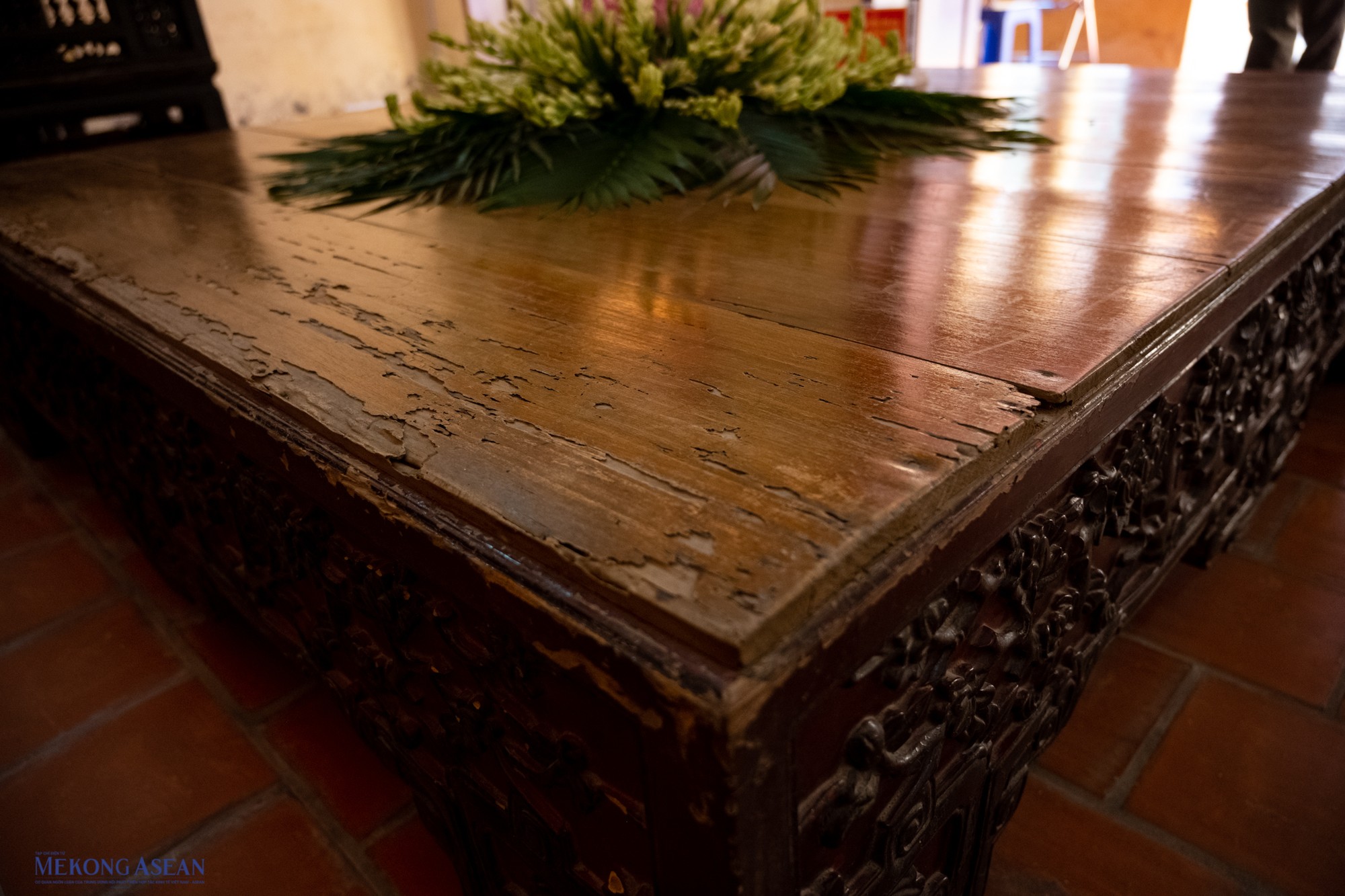 Chiếc sập gỗ hằn l&ecirc;n những dấu vết của thời gian n&agrave;y từng l&agrave; nơi B&aacute;c Hồ nghỉ ngơi trong những ng&agrave;y đầu về H&agrave; Nội chuẩn bị cho lễ Tuy&ecirc;n ng&ocirc;n Độc lập, khai sinh ra nước Việt Nam D&acirc;n chủ Cộng h&ograve;a.