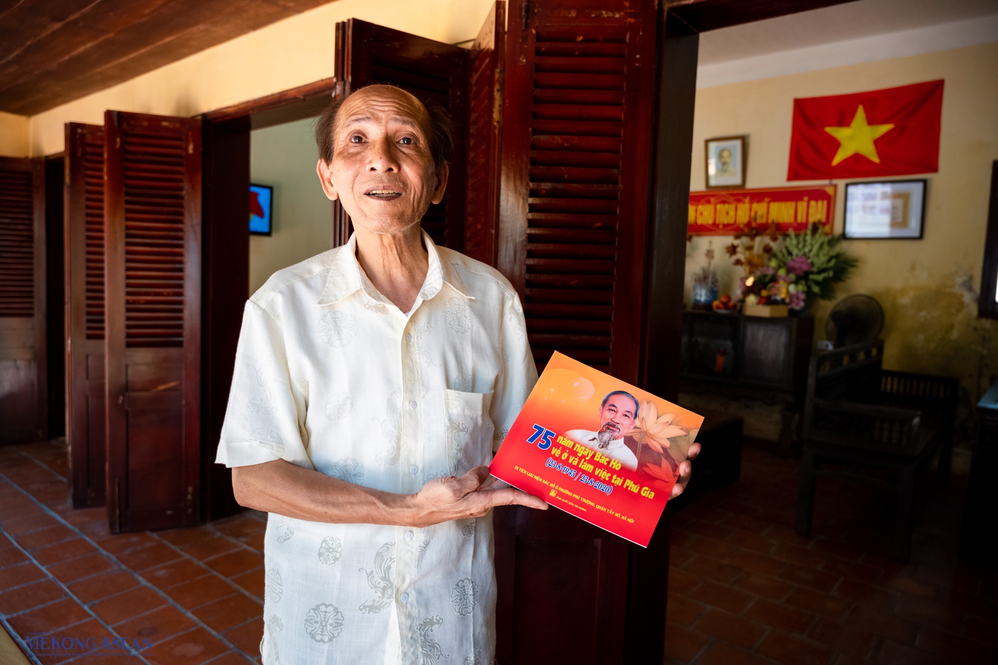 Với phương ch&acirc;m du kh&aacute;ch tới thăm quan l&agrave; đến với B&aacute;c Hồ, đến với c&aacute;ch mạng n&ecirc;n người &amp;amp;amp;quot;hướng dẫn vi&ecirc;n&amp;amp;amp;quot; hơn 20 năm kinh nghiệm C&ocirc;ng Ngọc Dũng lu&ocirc;n ch&agrave;o đ&oacute;n tất cả du kh&aacute;ch. &Ocirc;ng tặng cho mỗi kh&aacute;ch tới thăm quan một quyển sổ ghi ch&eacute;p lại tất cả những mốc lịch sử.